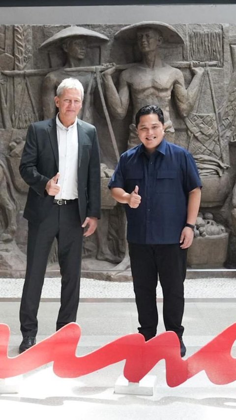 Frank Wormuth Tiba di Jakarta, Erick Thohir Ajak Jalan-Jalan ke Sarinah dan Beri Hadiah Baju Batik