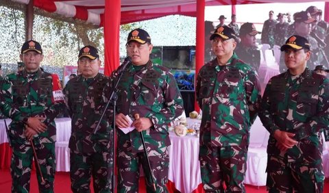 Dalam foto yang dibagikan di akun @penkostrad, sejumlah jenderal TNI dan pejabat negara turut serta menyaksikan puncak Latgab tersebut.