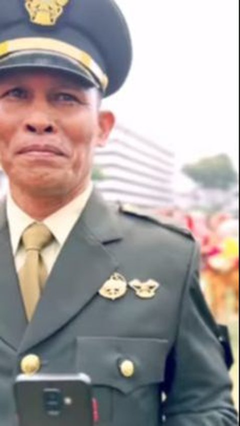 Berpangkat Serka, Ayah Ini Beri Hormat Anaknya Usai Dilantik di Istana jadi Letda