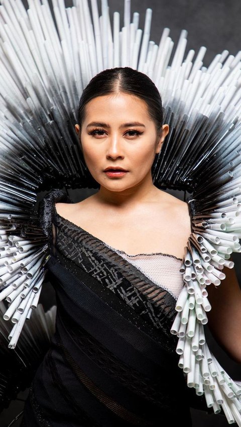 Kenakan Gaun Daur Ulang, Intip Potret Prilly Latuconsina Bersiap Ikut Jember Fashion Carnaval 2023