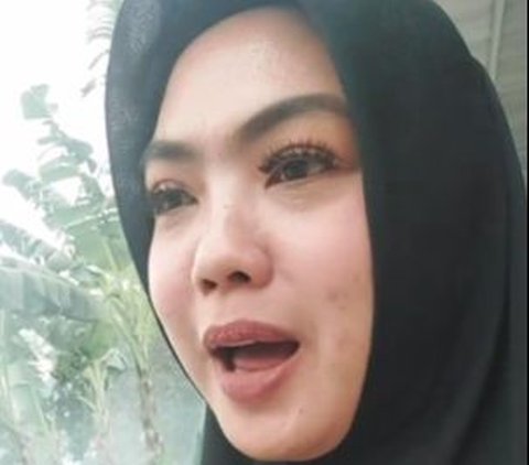 Kesal Warungnya Diasapi Pria yang Bakar Sampah, Aksi Wanita Ini Curi Perhatian