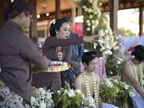 Junjung Tinggi Tradisi Jawa, Ini Momen Ruwatan Dua Anak Laki-Laki Soimah