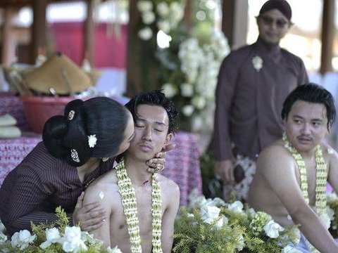 Junjung Tinggi Tradisi Jawa, Ini Momen Ruwatan Dua Anak Laki-Laki Soimah