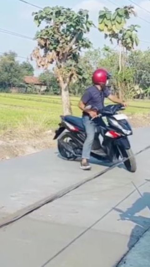 Viral Pengendara Motor Terobos Jalan Baru Dicor, Aksinya Bikin Geram