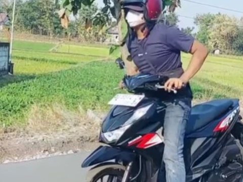 Viral Pengendara Motor Terobos Jalan Baru Dicor, Aksinya Bikin Geram