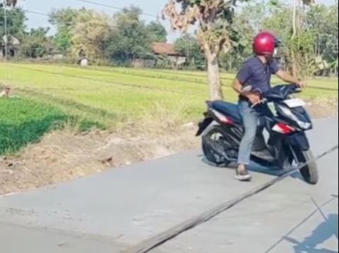 Viral Pengendara Motor Terobos Jalan Baru Dicor, Aksinya Bikin Geram