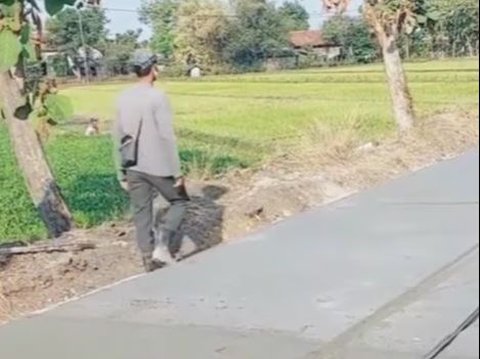 Viral Pengendara Motor Terobos Jalan Baru Dicor, Aksinya Bikin Geram