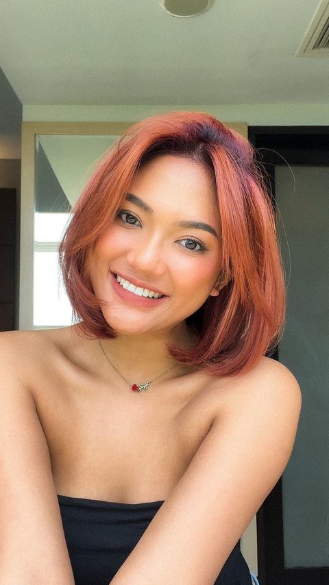 Seperti inilah salah satu potret terbaru Marion Jola yang diabadikan di kanal Instagram pribadinya. Dalam potret tersebut, Marion tampil sangat unik dan nyentrik dengan model rambut pendek berwarna merah.
