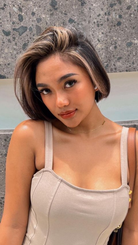 Tak hanya itu, Marion Jola juga pernah tampil berani dengan model rambut super pendek. Tak sedikit warganet yang memuji gaya penampilannya.