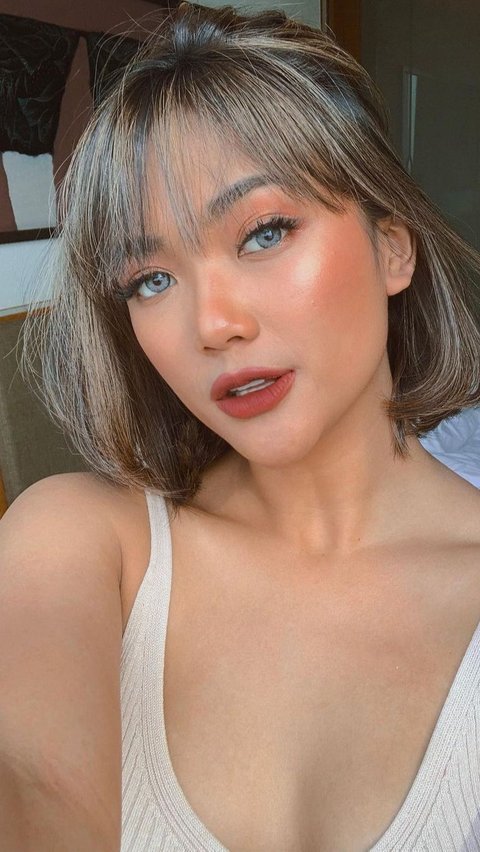 Model rambut straight short hair dengan sedikit highlight seperti ini juga membuat dirinya semakin stylish dan trendi.