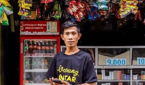 Lambat laun, ketika uang hasil berdagang keliling telah terkumpul, mereka beralih berjualan menggunakan kereta atau kuda.