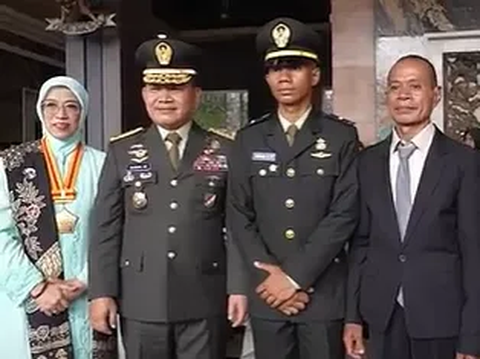 Hadir di Pelantikan Perwira Remaja di Istana Presiden