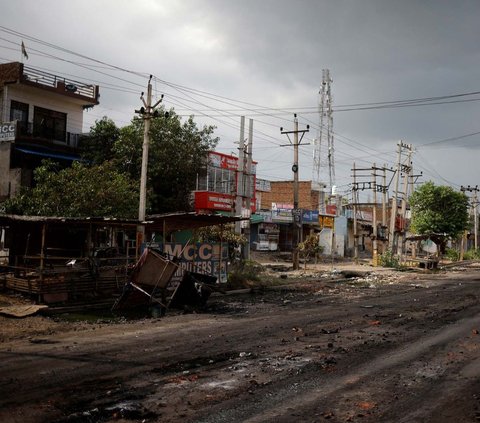 Bentrokan antara kelompok Hindu dan Muslim pecah di Kota Nuh, sekitar 50 km dari Ibu Kota New Delhi, India, pada Selasa (1/8/2023). Bentrok mematikan itu menewaskan sedikitnya lima orang, dua di antaranya anggota polisi.