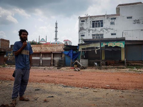 FOTO: Mencekamnya Bentrok Mematikan Kelompok Hindu dan Muslim di India, Masjid Dibakar dan Imam Dibunuh