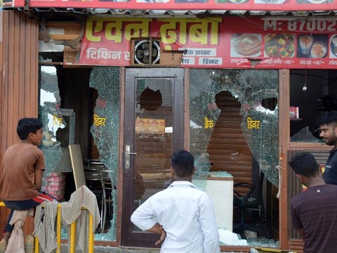 FOTO: Mencekamnya Bentrok Mematikan Kelompok Hindu dan Muslim di India, Masjid Dibakar dan Imam Dibunuh