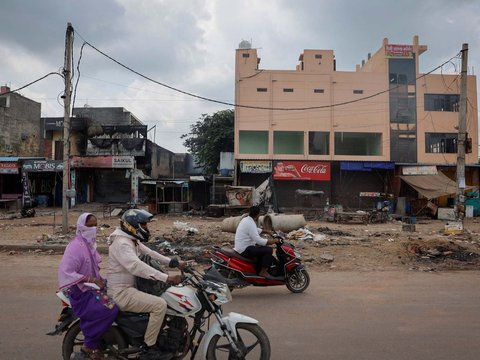 FOTO: Mencekamnya Bentrok Mematikan Kelompok Hindu dan Muslim di India, Masjid Dibakar dan Imam Dibunuh