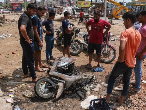 FOTO: Mencekamnya Bentrok Mematikan Kelompok Hindu dan Muslim di India, Masjid Dibakar dan Imam Dibunuh