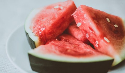 Agar mendapatkan manfaat semangka secara optimal, hindari mencampurkannya dengan makanan lain.
