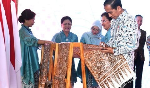 Jokowi menuturkan bahwa batik bukan hanya sangat istimewa karena keindahannya. Namun juga memiliki makna dan filosofi yang terkandung di dalam batik tersebut.