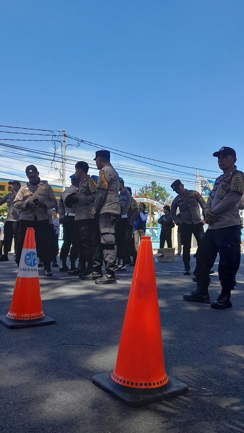 Puluhan personel kepolisian juga berjaga di lokasi, yang hingga pukul 14.00 WIB Rabu, (2/8) Gubernur Sumatera Barat belum juga menemui massa aksi.