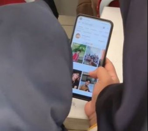 Ikuti Pertemuan Wali Murid, Ibu-Ibu Ini Malah Ketahuan Kepoin Akun TikTok Guru Anaknya