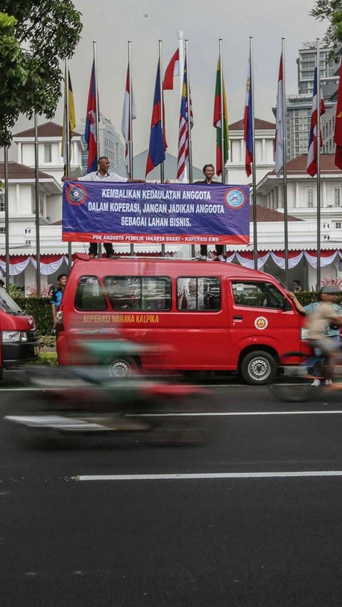 FOTO: Tuntut Segera Diizinkan Beroperasi, Sopir Angkot KWK Geruduk Balai Kota Jakarta