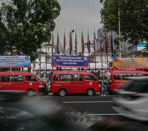 Sejumlah sopir angkutan umum (angkot) Koperasi Wahana Kalpika (KWK) berunjuk rasa di depan Balai Kota DKI Jakarta, Rabu (2/8/2023). <br /><br />Dalam aksinya, sopir angkot tersebut meminta Pemprov DKI Jakarta segera mengeluarkan SK Jakarta Barat untuk Jak 78, Jak 79, dan Jak 107 agar mereka bisa segera beroperasi pada Agustus 2023 ini.