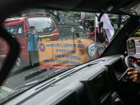 FOTO: Tuntut Segera Diizinkan Beroperasi, Sopir Angkot KWK Geruduk Balai Kota Jakarta