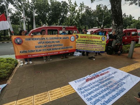 FOTO: Tuntut Segera Diizinkan Beroperasi, Sopir Angkot KWK Geruduk Balai Kota Jakarta