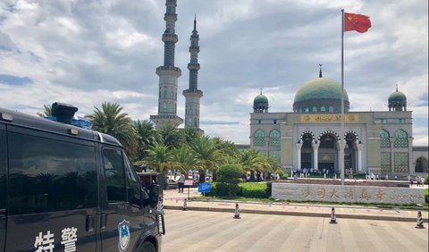 Masjid Shadian ini salah satu ikon kebanggaan  Hui. Saat masjid ini dibuka lagi pada 2010 setelah direnovasi sejak 2003, desainnya membuat tertarik banyak turis yang datang ke daerah tersebut. Tidak adanya tembok yang mengelilingi masjid membuat tempat ibadah ini bisa diakses wisatawan non-Muslim.