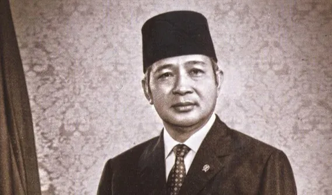Presiden Indonesia Kedua Soeharto dikenal dengan sebutan ‘The Smiling General’ atau Sang Jenderal yang Tersenyum. Ini karena raut mukanya senantiasa tersenyum dan ramah.