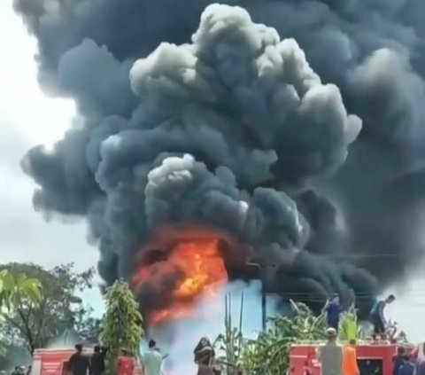 Dua gudang penyimpanan bahan bakar minyak (BBM) ilegal di Sumatera Selatan terbakar. Buntut kebakaran itu membuat dua kapolsek setempat dicopot.
