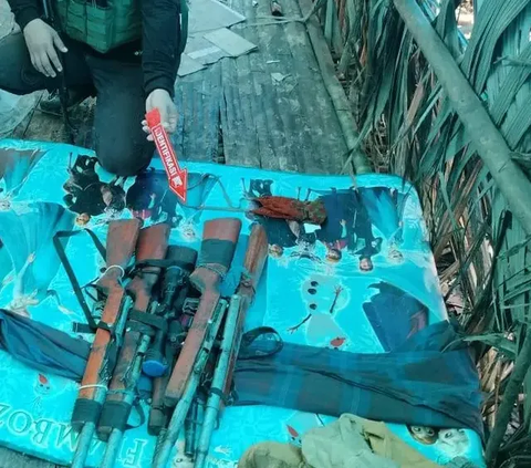 Aparat gabungan dari TNI Polri melakukan penggerebekan markas KKB di Yahukimo Papua.<br /><br />2 Anggota KKB tewas dan 1 Brimob terluka. Penggerebekan berdasar informasi dari pentolan KKB.
