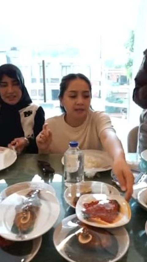 Momen Nagita Slavina Makan Nasi Padang Buat Netizen Ngiler, Penampilannya Bikin Salfok