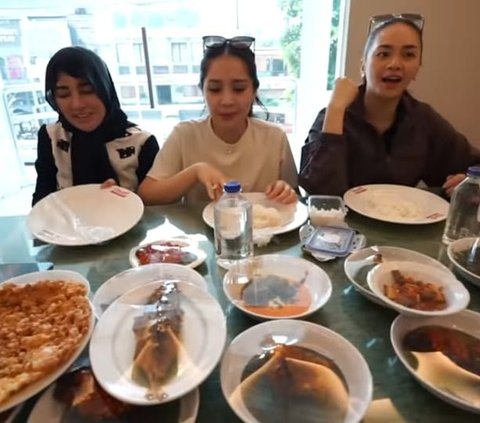 Momen Nagita Slavina Makan Nasi Padang Buat Netizen Ngiler, Penampilannya Bikin Salfok