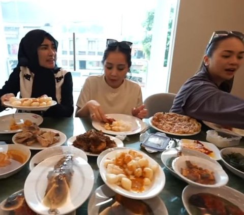 Momen Nagita Slavina Makan Nasi Padang Buat Netizen Ngiler, Penampilannya Bikin Salfok