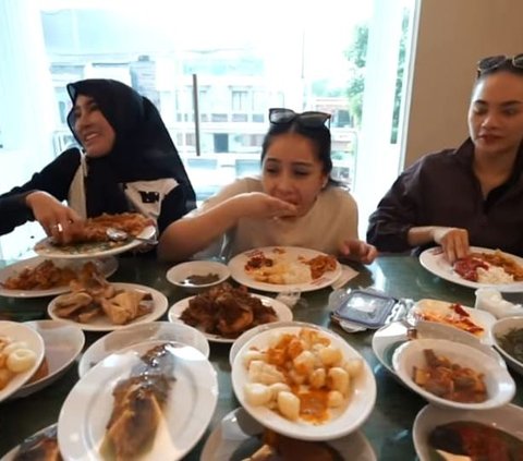 Momen Nagita Slavina Makan Nasi Padang Buat Netizen Ngiler, Penampilannya Bikin Salfok