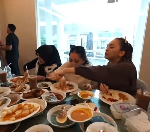 Momen Nagita Slavina Makan Nasi Padang Buat Netizen Ngiler, Penampilannya Bikin Salfok