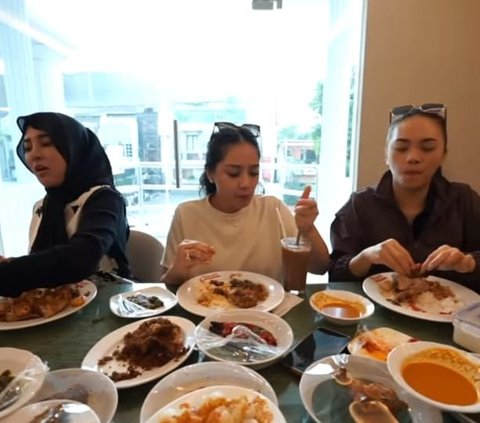 Momen Nagita Slavina Makan Nasi Padang Buat Netizen Ngiler, Penampilannya Bikin Salfok