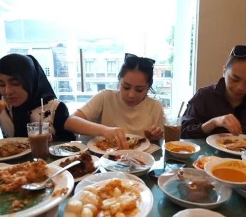 Momen Nagita Slavina Makan Nasi Padang Buat Netizen Ngiler, Penampilannya Bikin Salfok