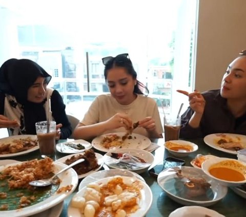 Momen Nagita Slavina Makan Nasi Padang Buat Netizen Ngiler, Penampilannya Bikin Salfok