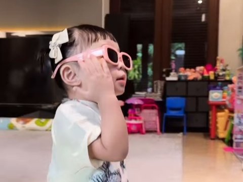 10 Potret Terbaru Ameena Anak Atta Halilintar & Aurel Akan Menginjak 1,5 Tahun, Pose di Depan Kamera Lucu Banget!