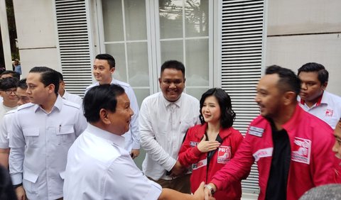 Prabowo tidak bicara banyak terkait kehadirannya di kantor PSI. Dia menyempatkan menyapa para elite PSI.
