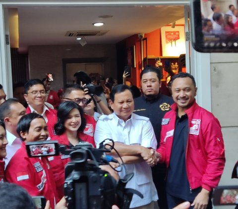 Prabowo bersama Giring dan Grace Natalie kemudian berfoto bersama. Setelah itu, mereka masuk ke kantor DPP PSI.