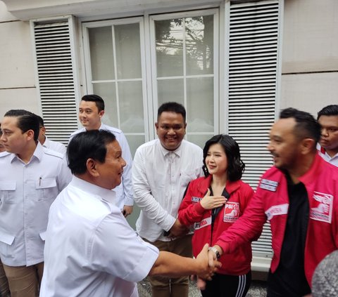 Prabowo Tiba di Kantor PSI Disambut Giring dan Grace: Selalu Ramai Sekali