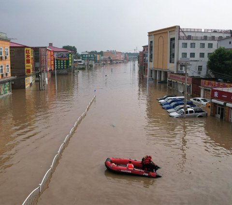 Kota Zhuozhou yang berada di Provinsi Hebei ini telah dihantam badai terburuk dalam lebih dari satu dekade.<br /><br />Badai yang membawa hujan lebat ini telah menewaskan sedikitnya lebih dari 20 orang di kota itu.