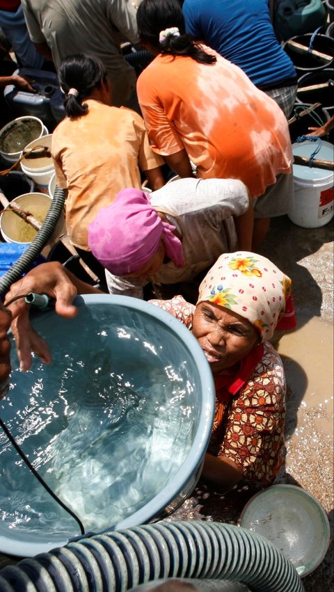 Badan Penanggulangan Bencana Daerah (BPBD) Jateng telah menyalurkan 2,6 juta liter air bersih ke Grobogan dan 15 wilayah kabupaten dan kota lainnya.