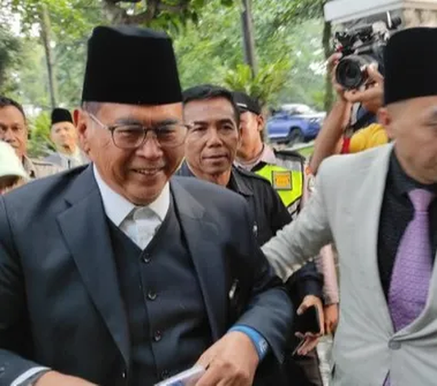 Panji Gumilang resmi ditahan atas kasus dugaan penistaan agama. Penahanan ini dilakukan setelah pimpinan Pondok Pesantren (Ponpes) Al-Zaytun ini diperiksa sebagai tersangka dugaan penodaan agama pada Selasa (1/8) malam.