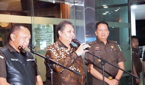 Apalagi pada saat yang relatif sama muncul desakan pergantian Airlangga melalui Munaslub oleh sejumlah kelompok di internal Partai Golkar.