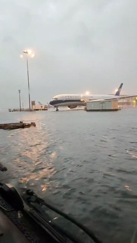 Selain itu, terjangan badai juga mengakibatkan landasan Bandara Internasional Daxing di Beijing terendam banjir.